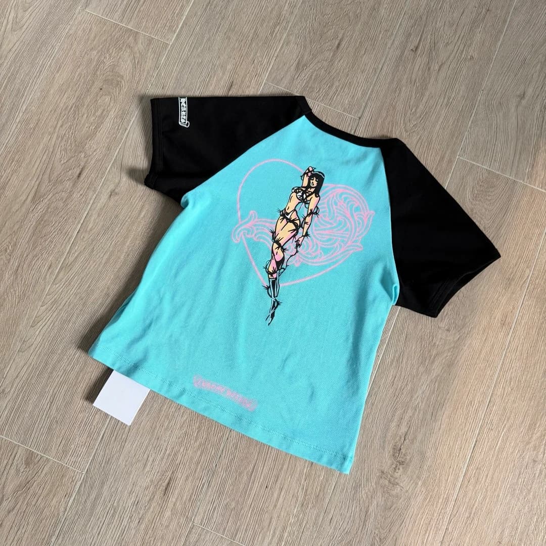 Футболка Chrome Hearts Deadly Doll со спины, ракурс три четверти