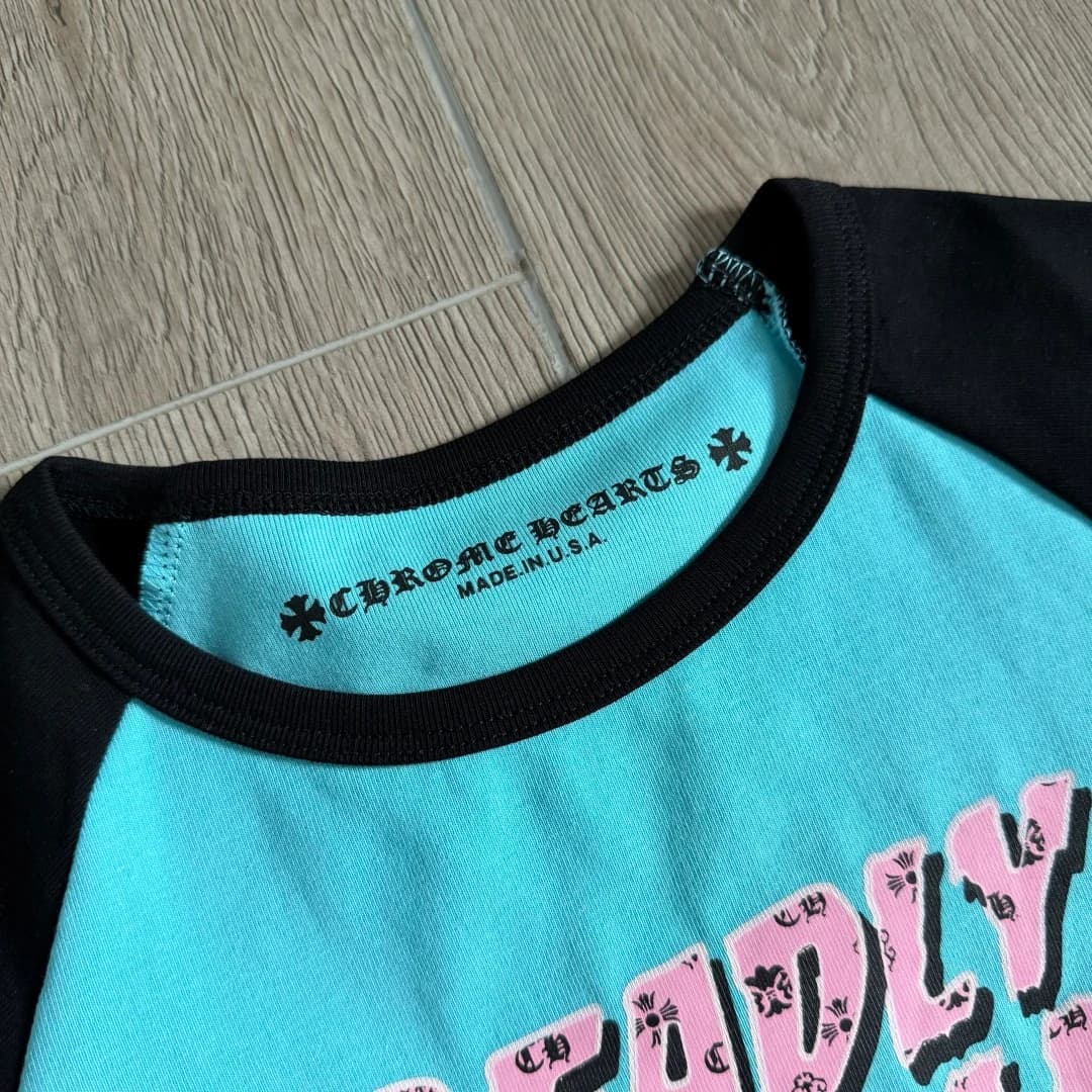Деталь воротника футболки Chrome Hearts с фирменным ярлыком