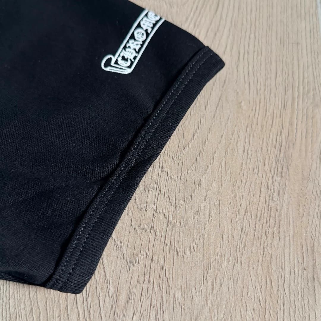 Крупный план рукава футболки Chrome Hearts с принтом логотипа