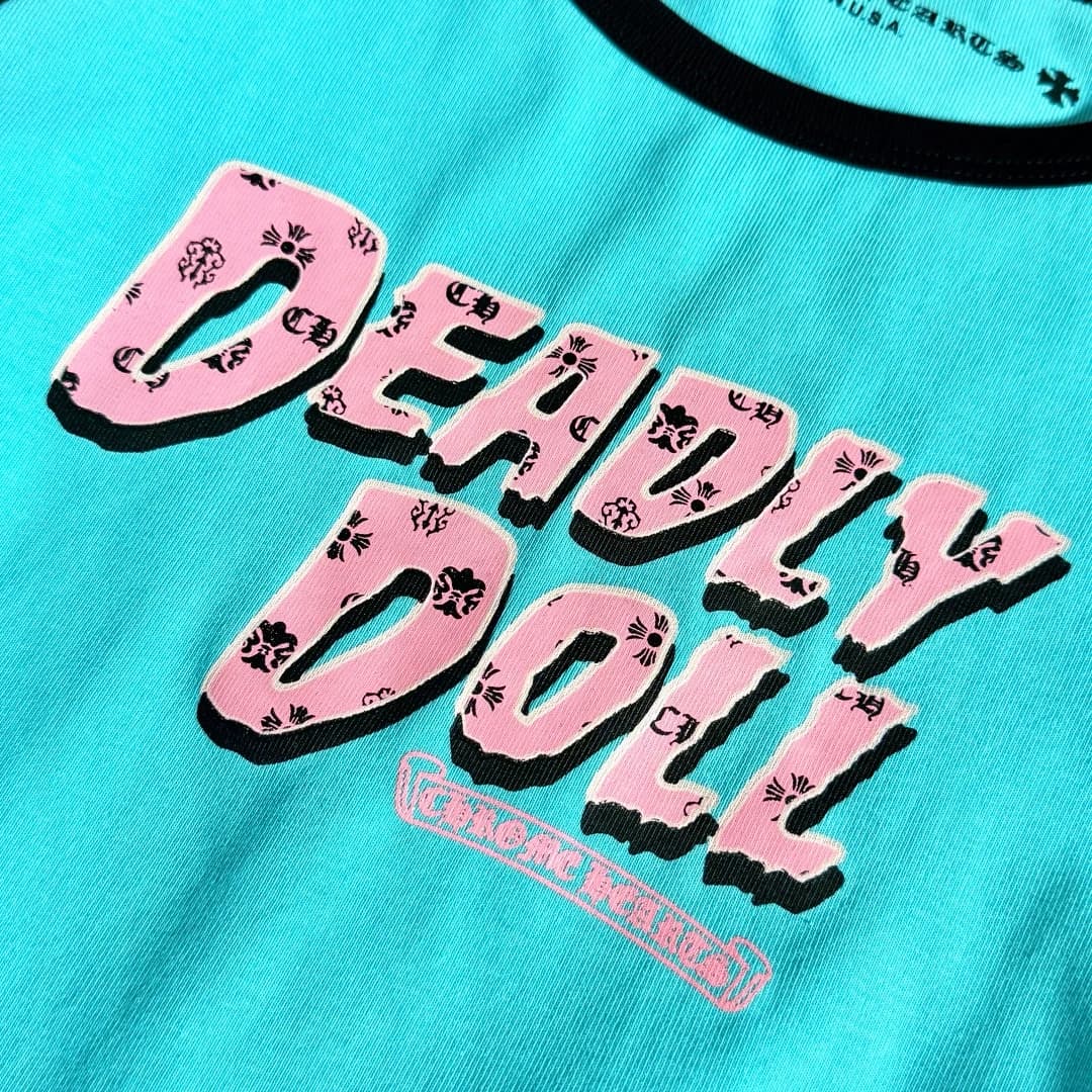 Принт Deadly Doll на передней части футболки Chrome Hearts