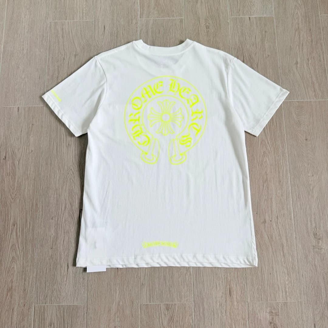 Белая футболка Chrome Hearts с неоновым принтом, вид сзади