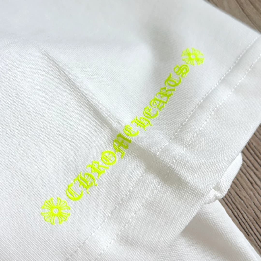 Принт на рукаве белой футболки Chrome Hearts