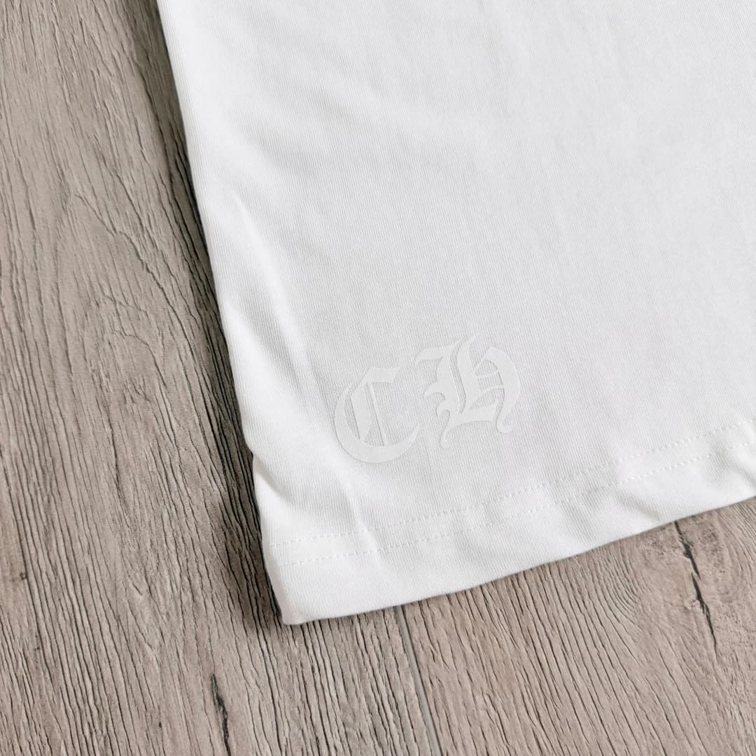 Тиснение CH на нижнем крае футболки Chrome Hearts