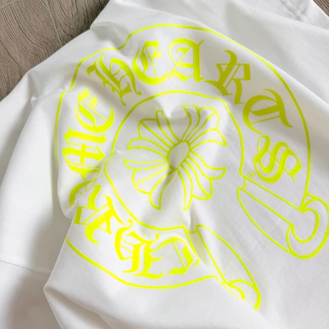 Деталь неонового логотипа Chrome Hearts