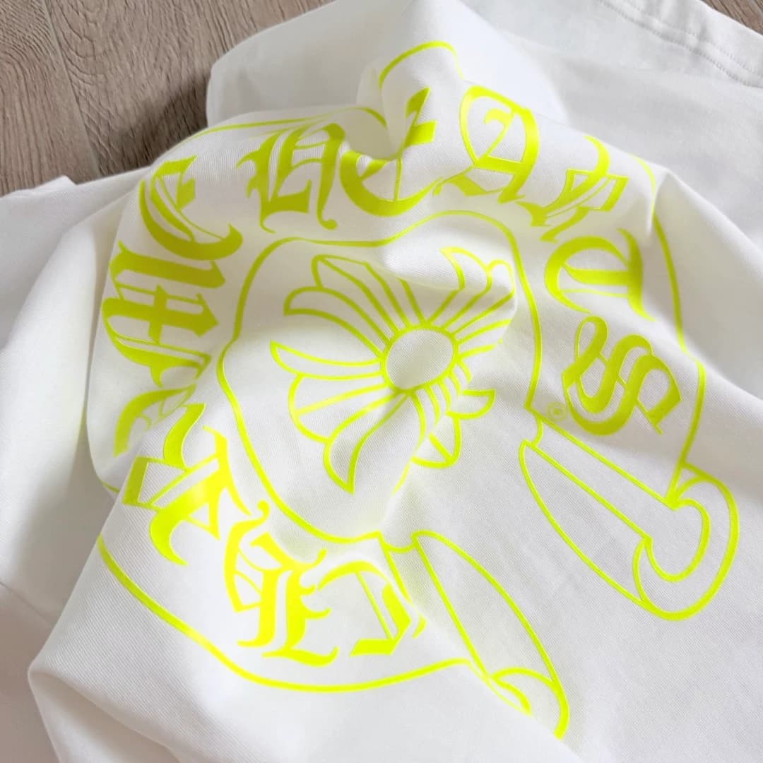 Крупный план неонового принта Chrome Hearts