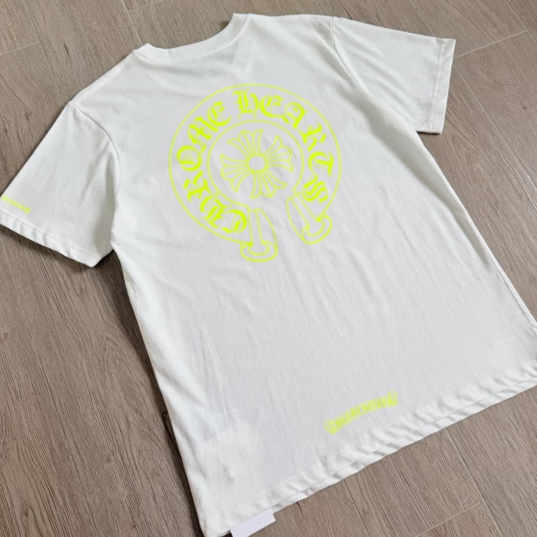Белая футболка Chrome Hearts, вид сзади под углом