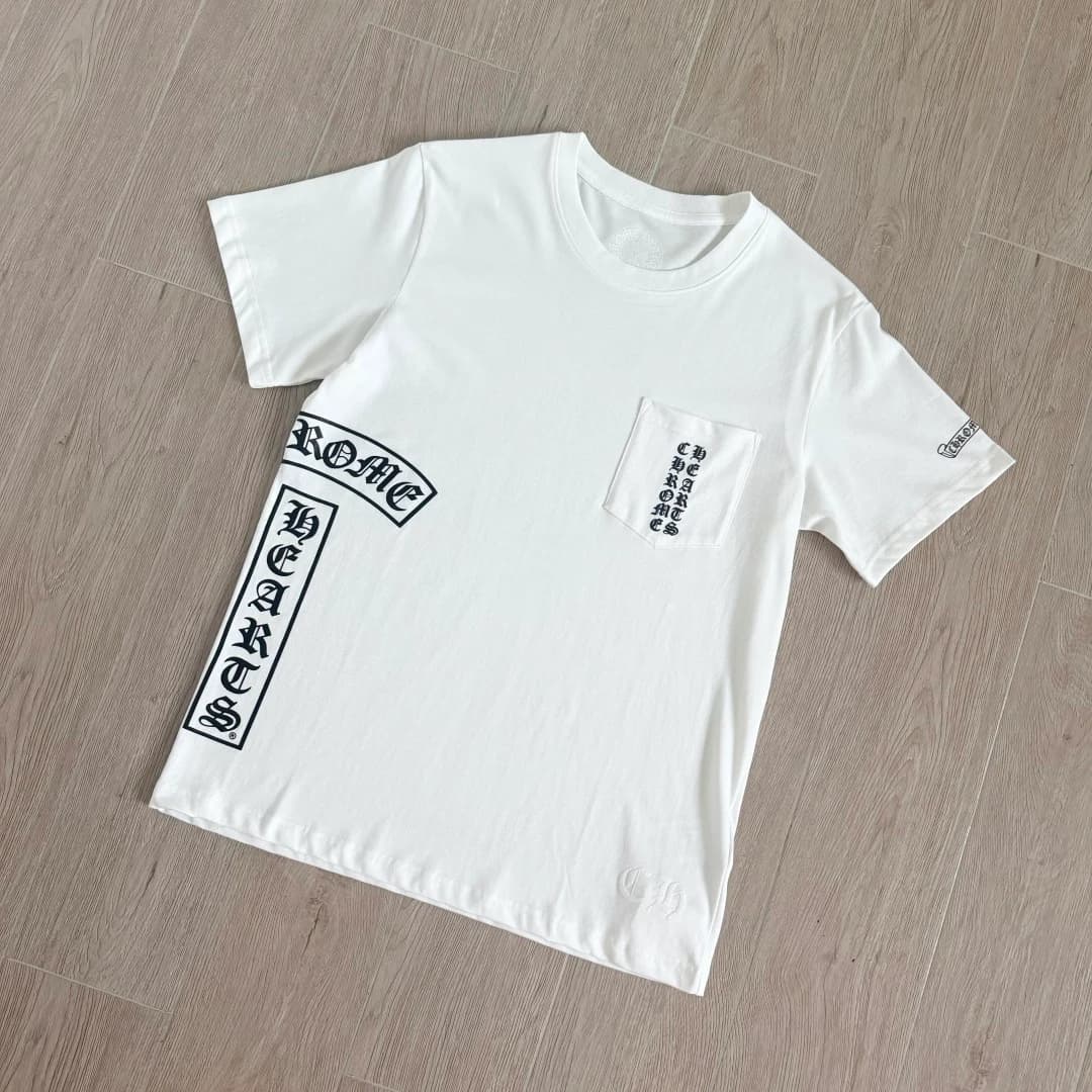 Белая футболка Chrome Hearts, вид спереди под углом
