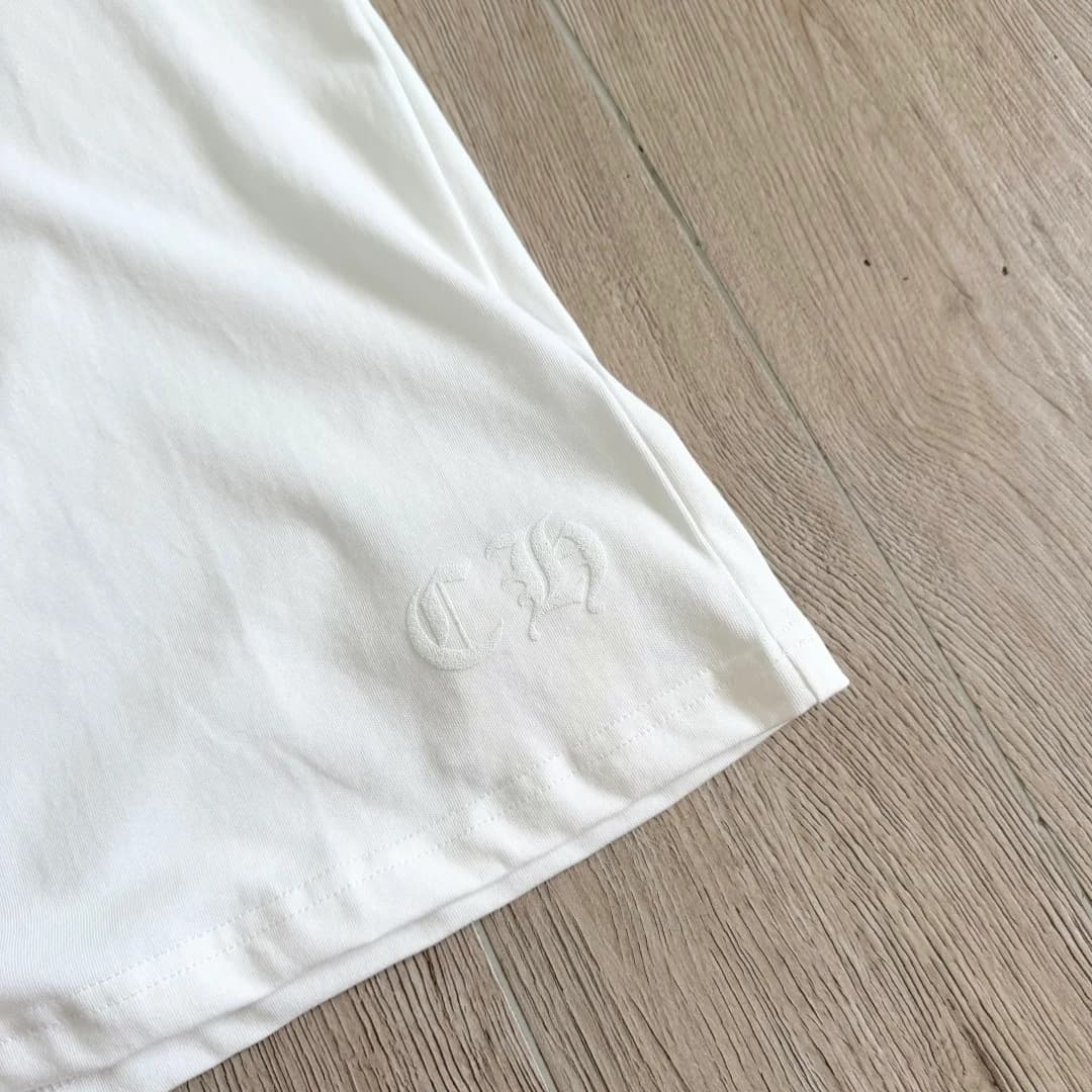Вышитый логотип CH на белой футболке Chrome Hearts