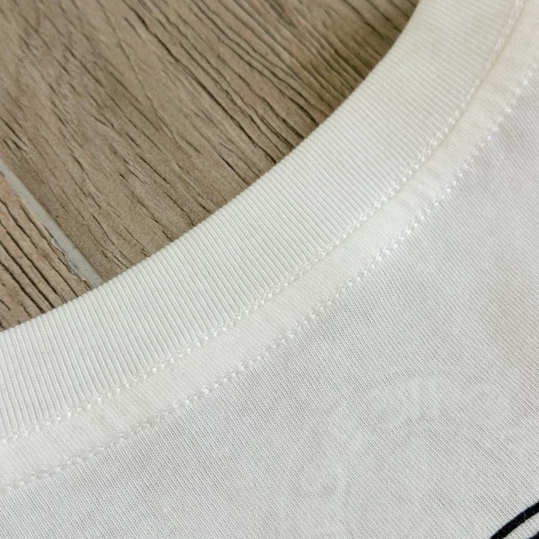 Круглый вырез белой футболки Chrome Hearts