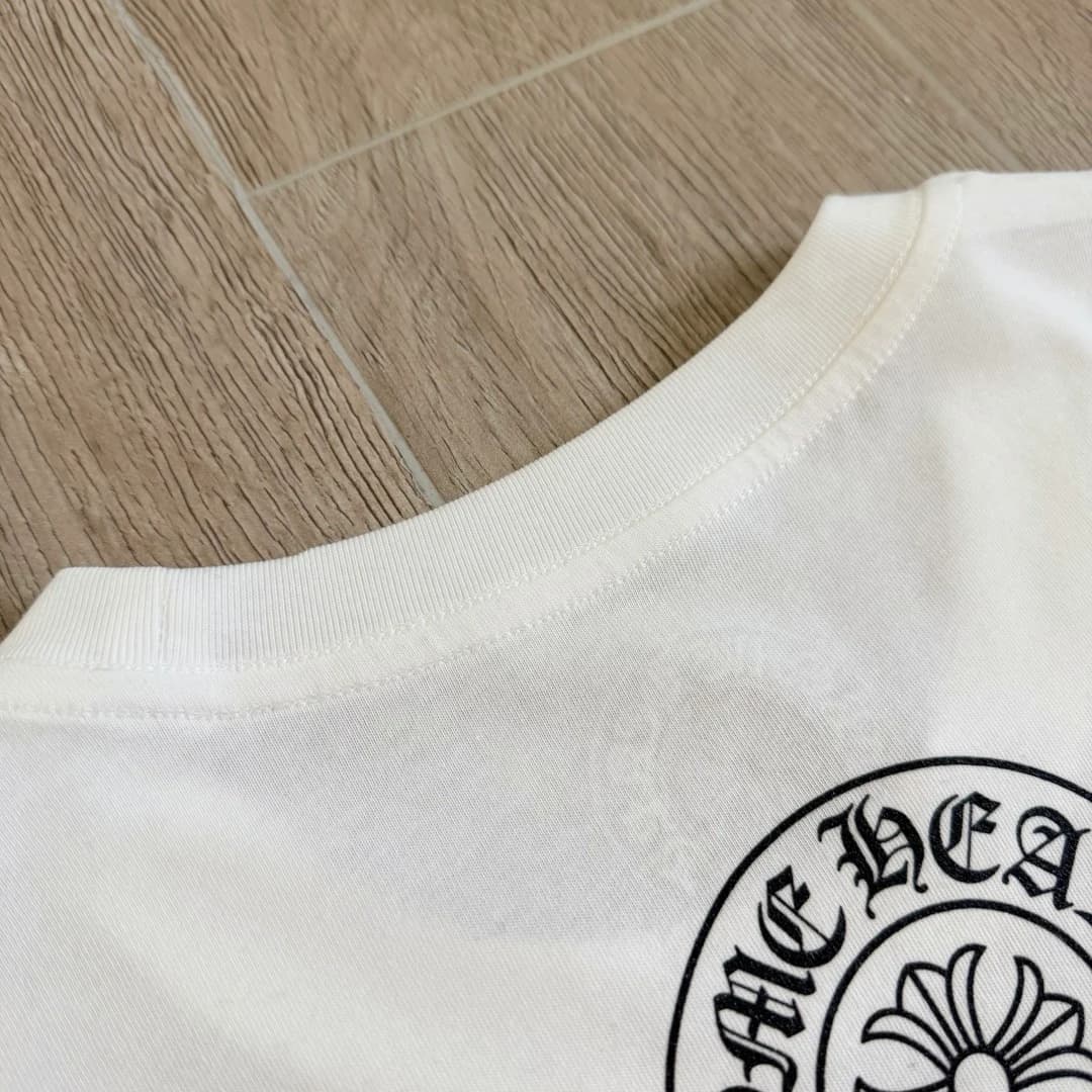 Принт в виде подковы на спине белой футболки Chrome Hearts