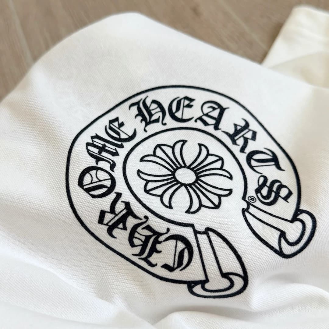 Деталь принта на спине белой футболки Chrome Hearts