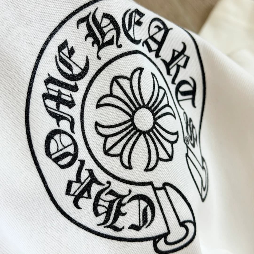 Крупный план принта-подковы белой футболки Chrome Hearts