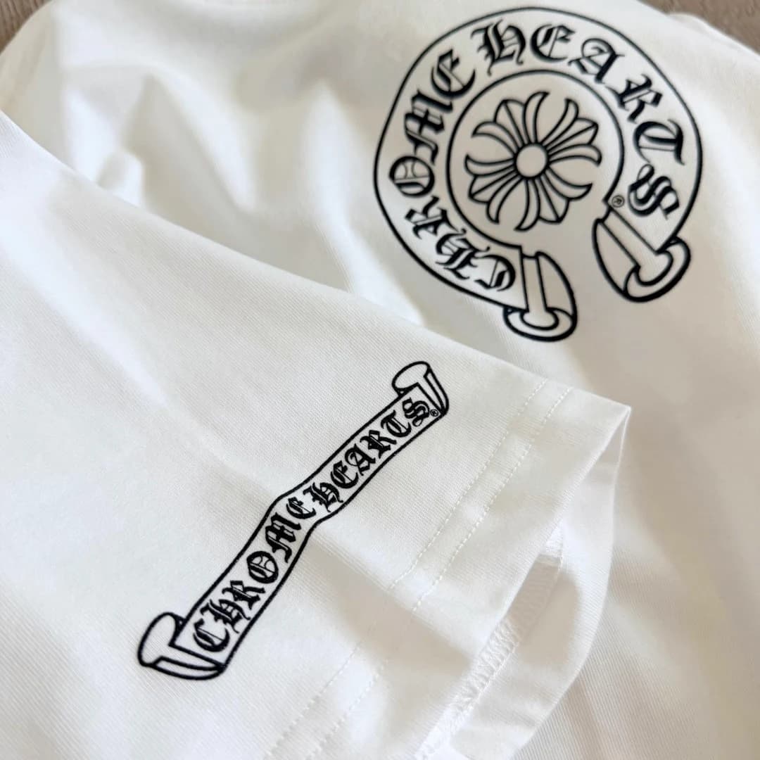 Принт на спине и рукаве белой футболки Chrome Hearts