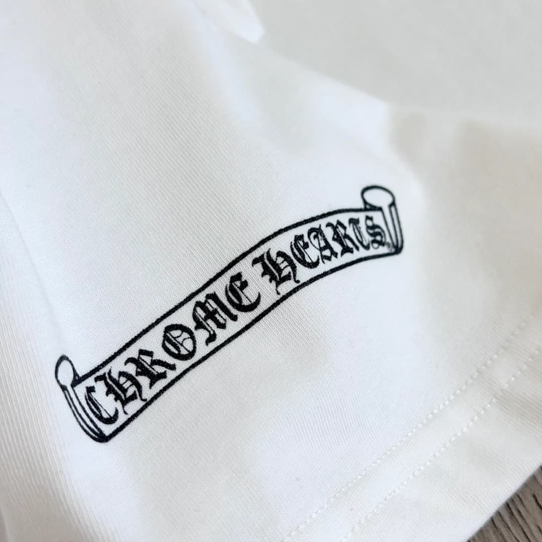 Принт Chrome Hearts на рукаве белой футболки