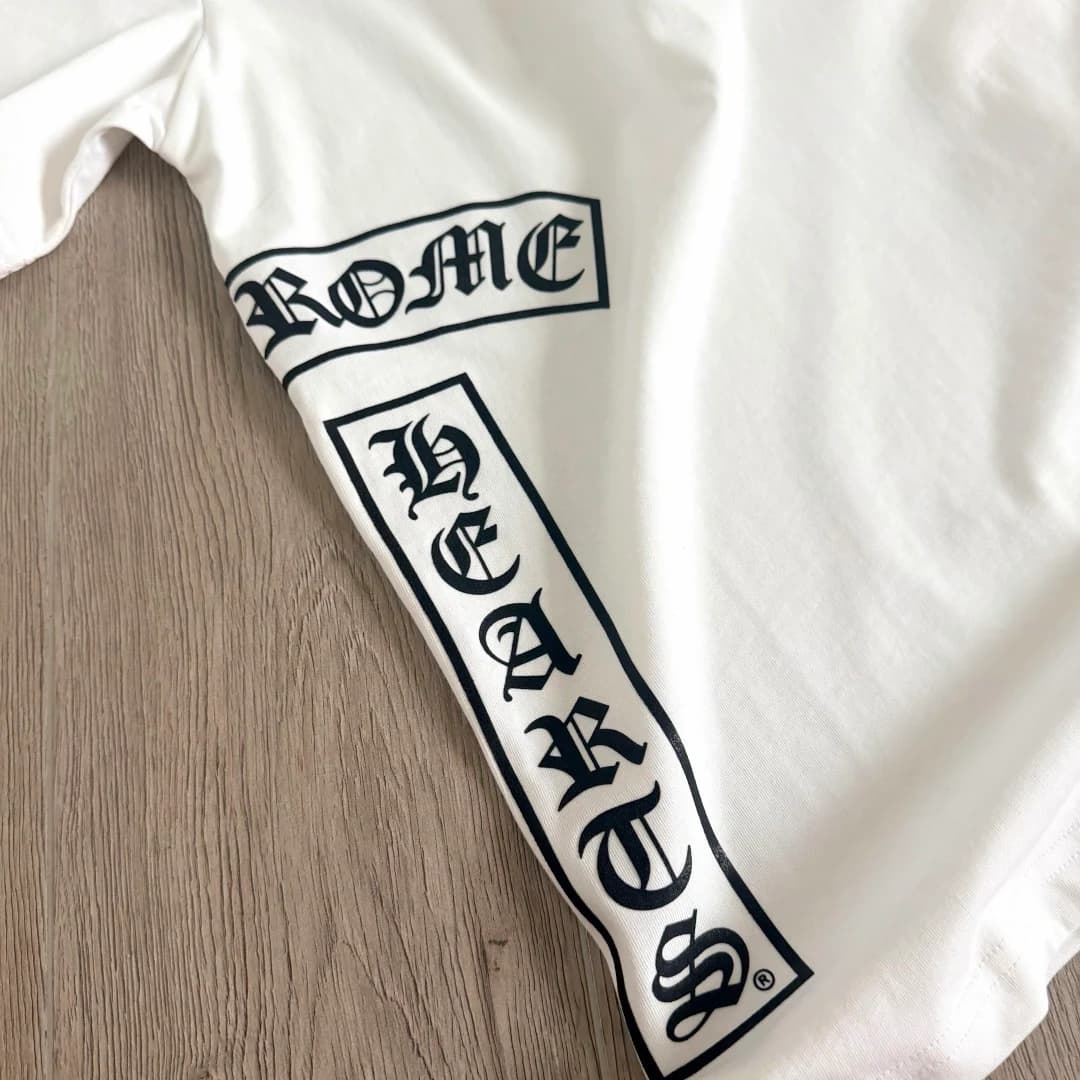 Боковой готический принт на белой футболке Chrome Hearts