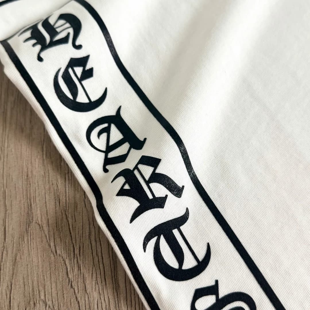 Деталь бокового принта белой футболки Chrome Hearts