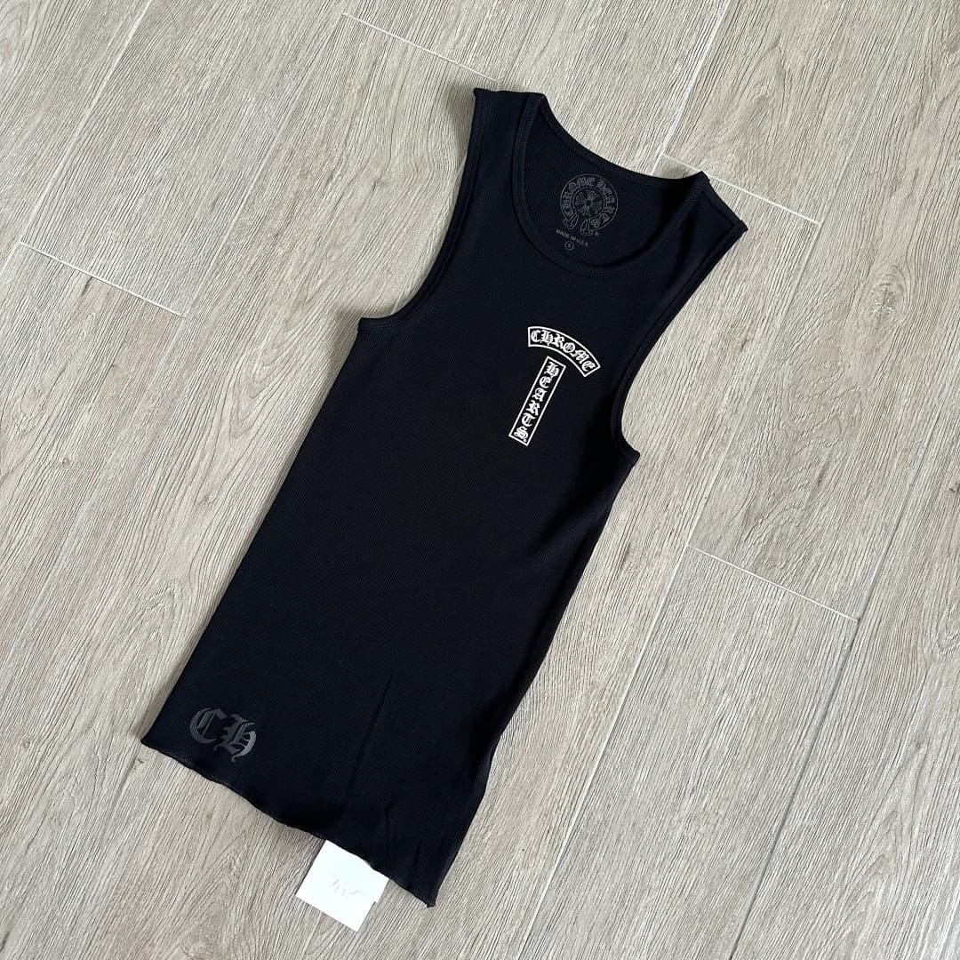 Черная майка Chrome Hearts под углом, вид спереди