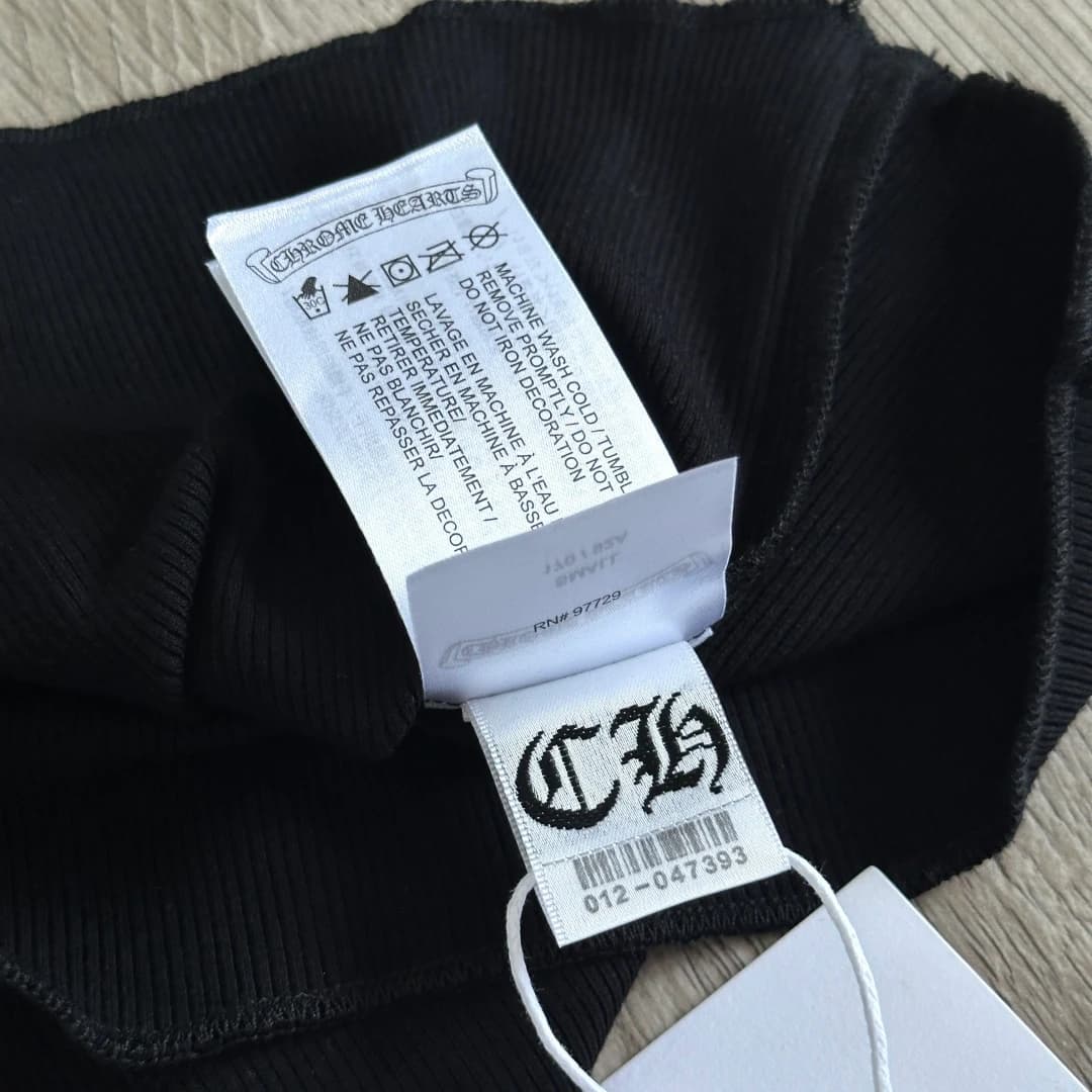 Внутренние бирки черной майки Chrome Hearts