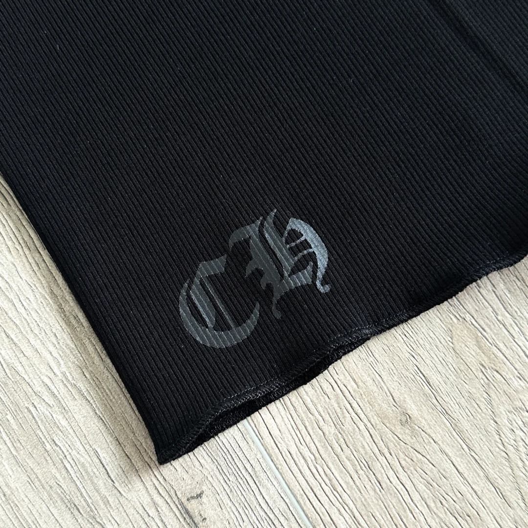 Нижний край черной майки Chrome Hearts с тиснением CH