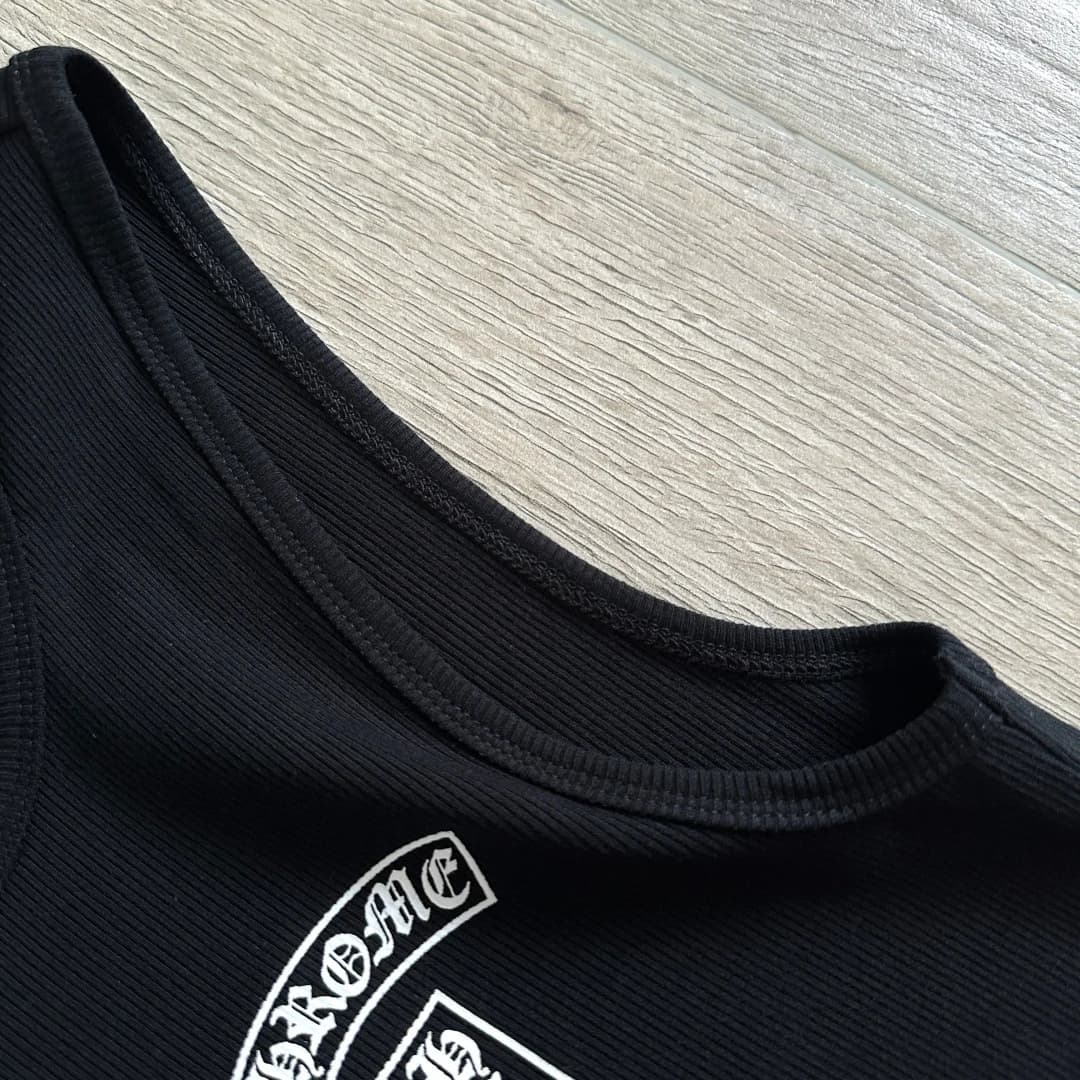 Деталь горловины черной майки Chrome Hearts