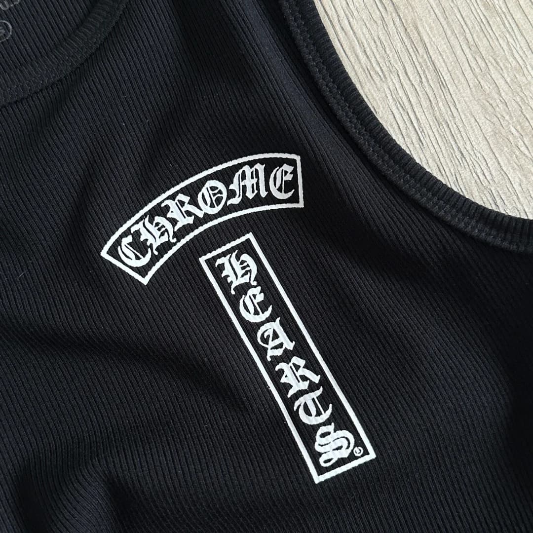 Передний принт на черной майке Chrome Hearts, крупный план