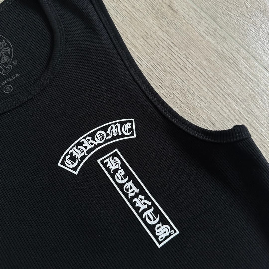 Передний принт на черной майке Chrome Hearts, средний план