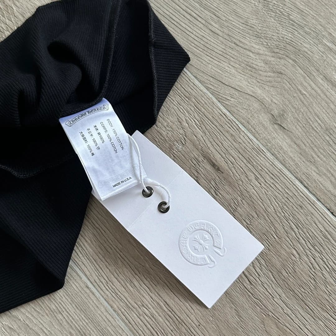 Внутренние бирки и навесной ярлык черной майки Chrome Hearts
