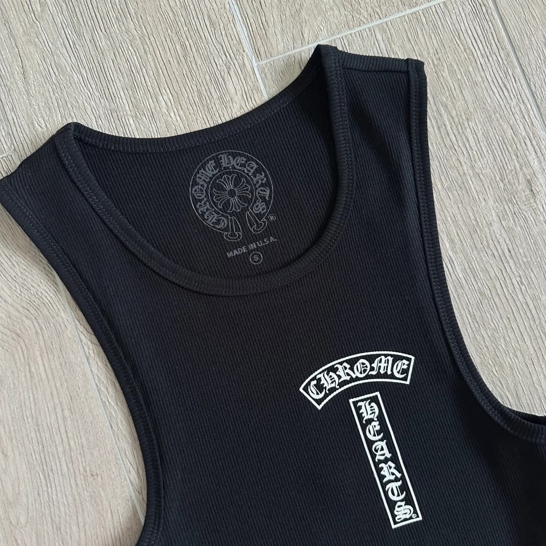 Горловина черной майки Chrome Hearts с внутренним принтом