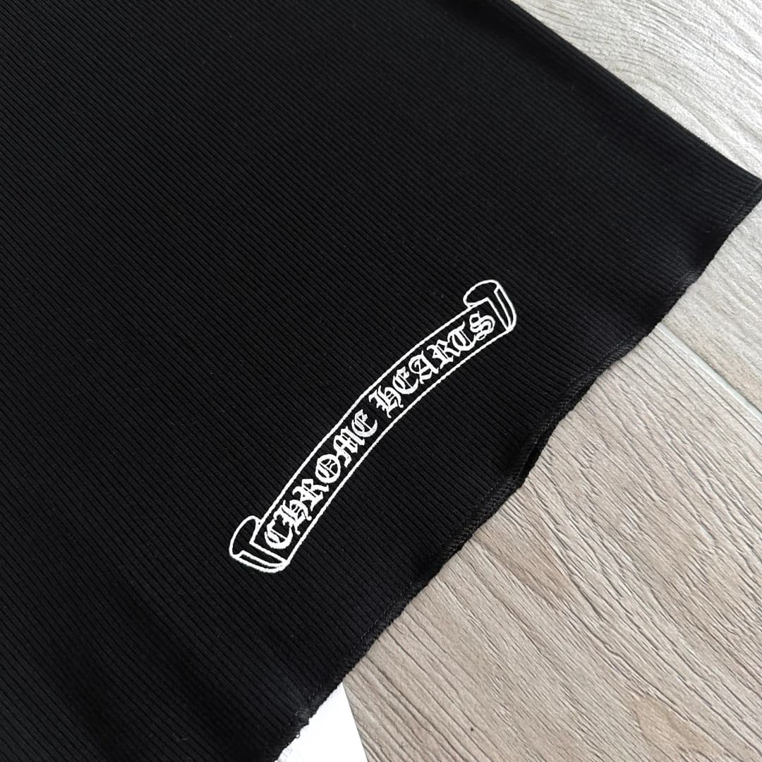 Принт Chrome Hearts на нижнем крае черной майки, крупный план