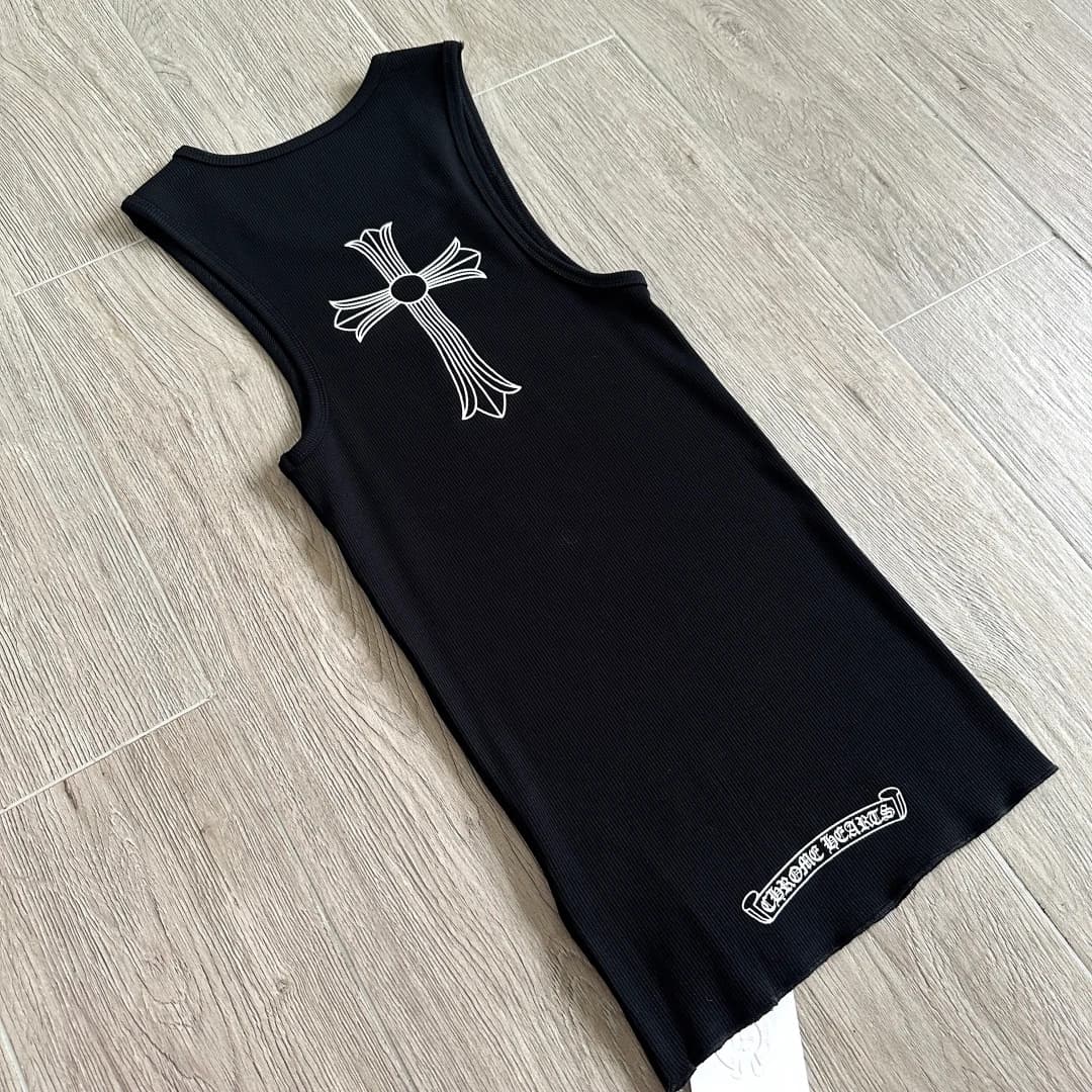 Черная майка Chrome Hearts во весь рост, вид сзади