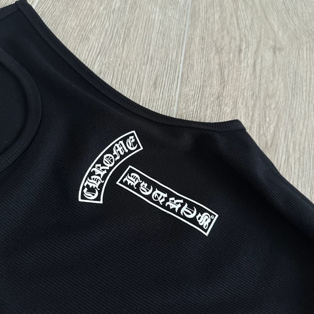 Деталь переднего принта черной майки Chrome Hearts