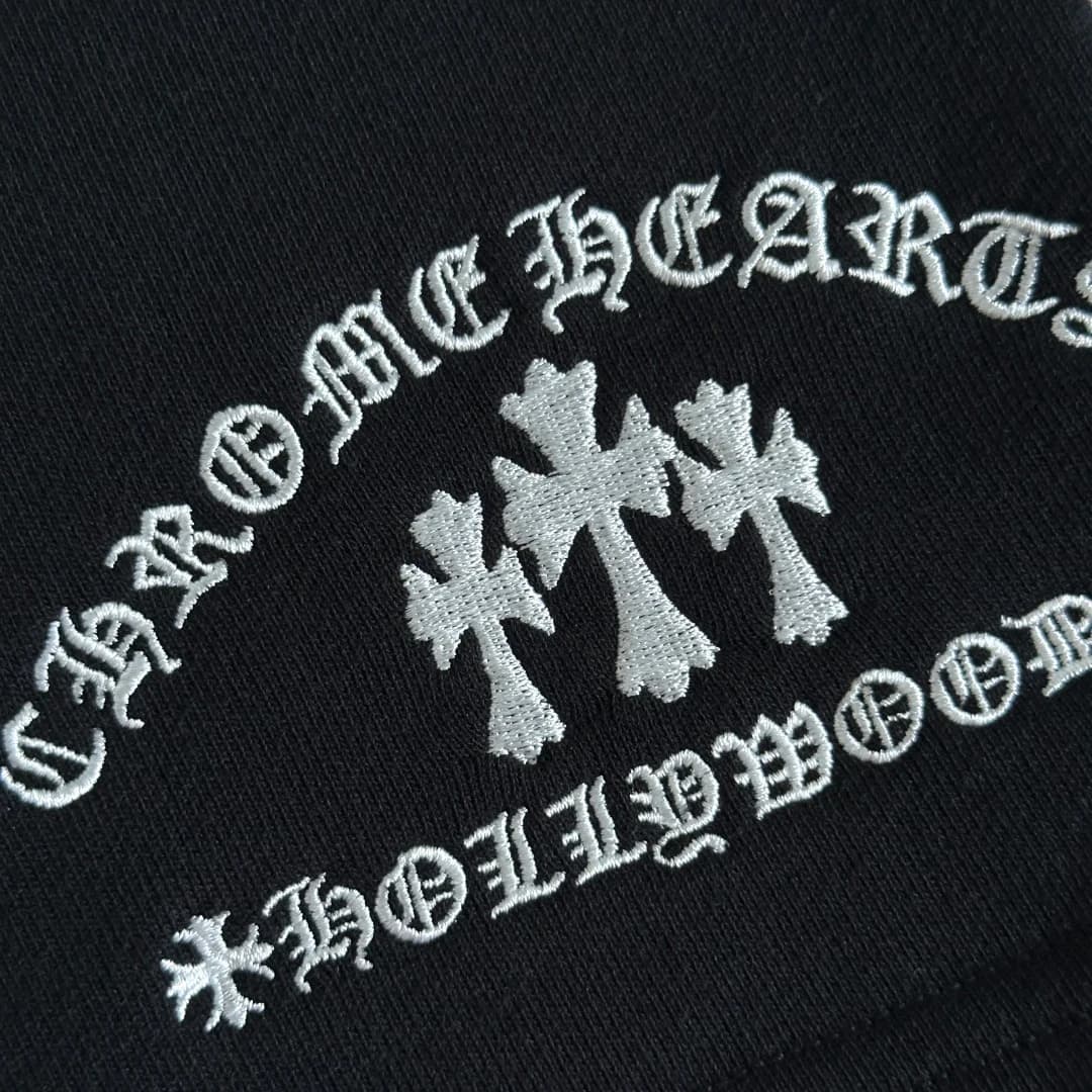 Крупный план вышивки с крестами и надписью Chrome Hearts Hollywood
