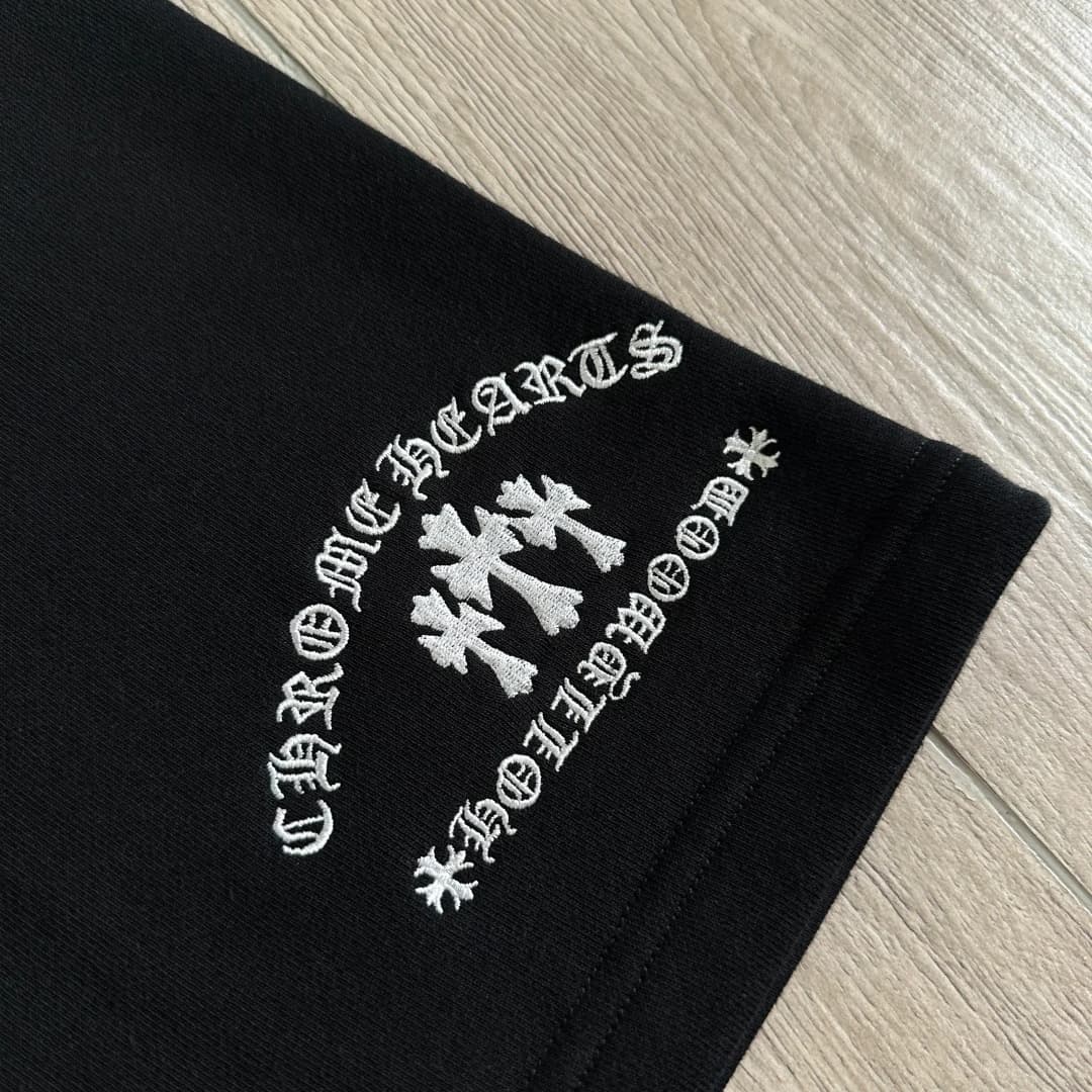 Деталь контрастной вышивки с готическим шрифтом и крестами Chrome Hearts