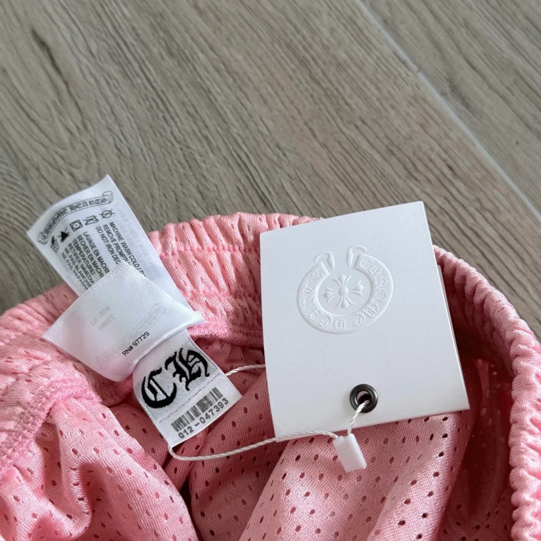 Внутренние бирки и ярлыки на розовых штанах Chrome Hearts