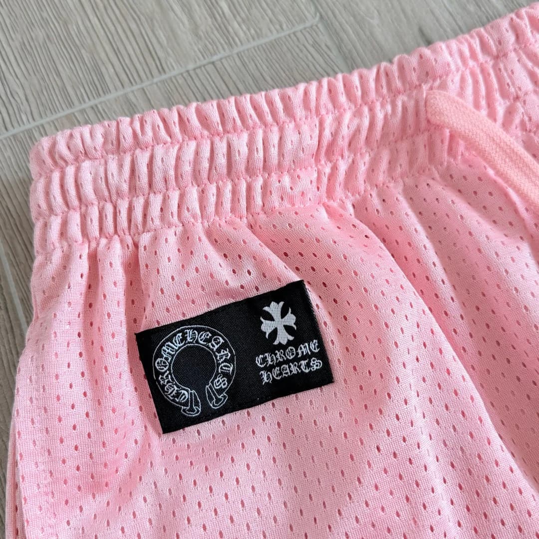 Фирменная нашивка Chrome Hearts на поясе спортивных штанов
