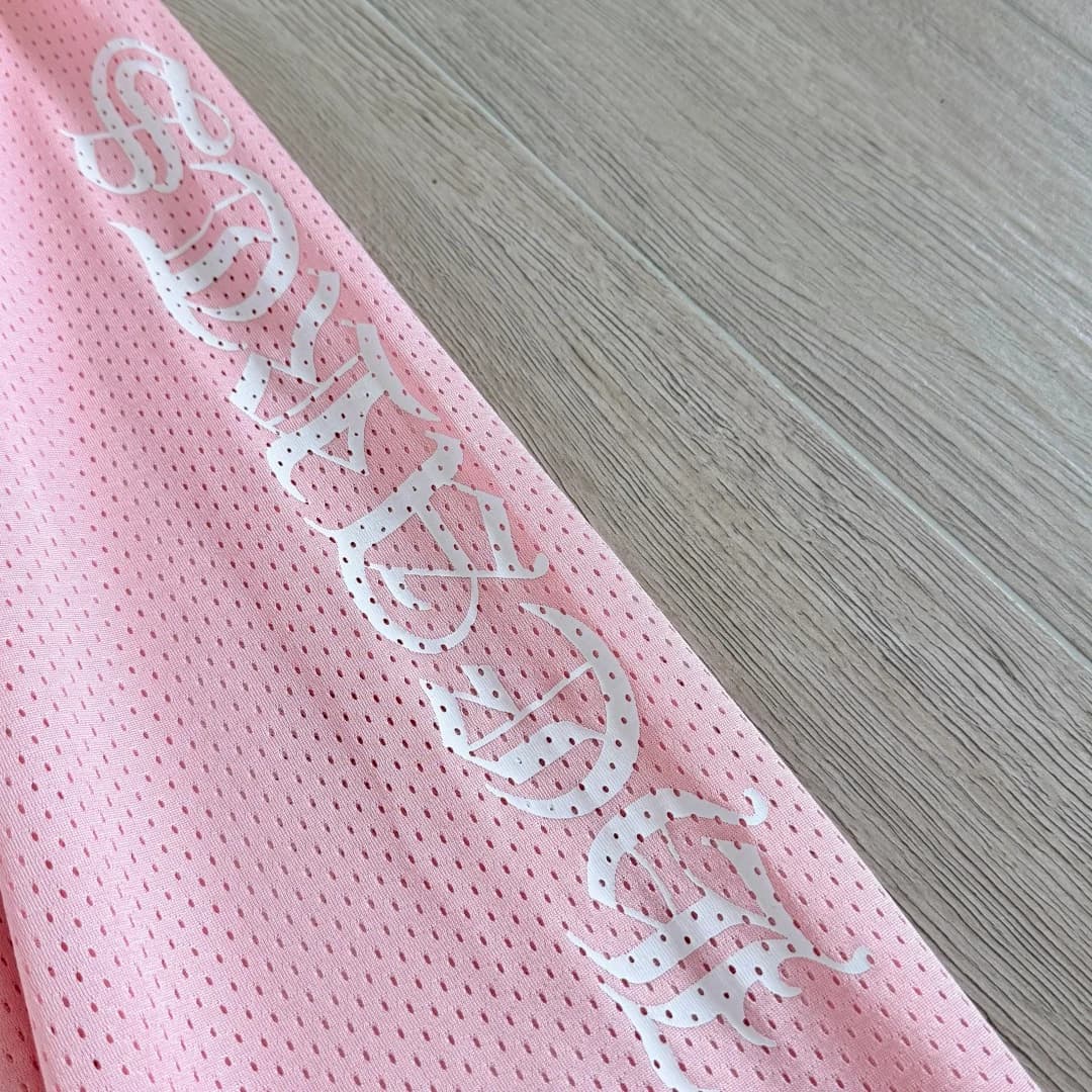 Принт с готическим логотипом Chrome Hearts на штанине