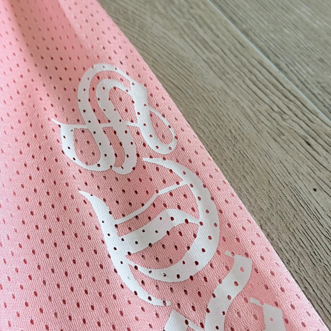 Крупный план принта с логотипом Chrome Hearts