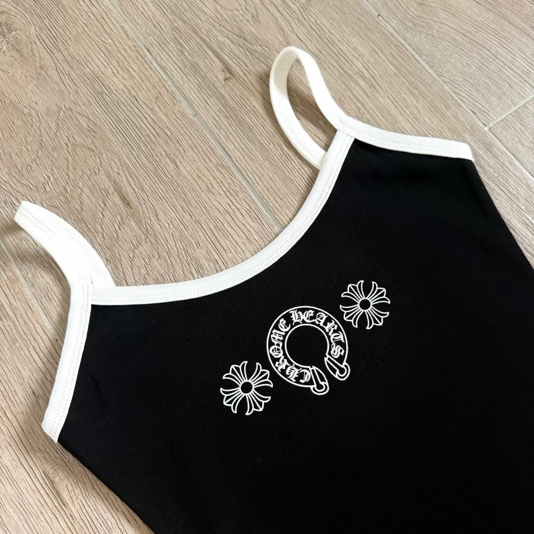 Принт с подковой на груди черного топа Chrome Hearts