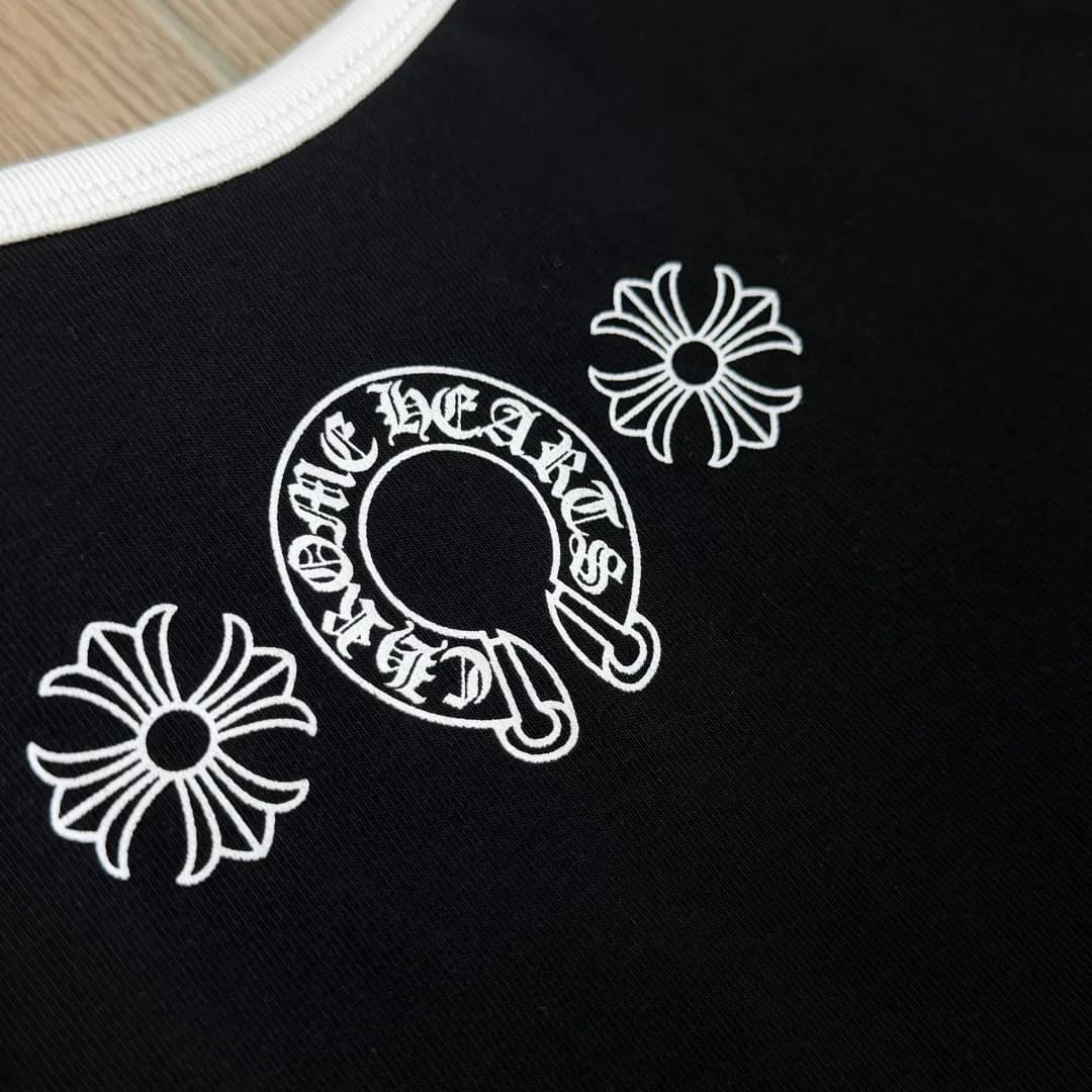 Деталь фирменного принта Chrome Hearts на топе