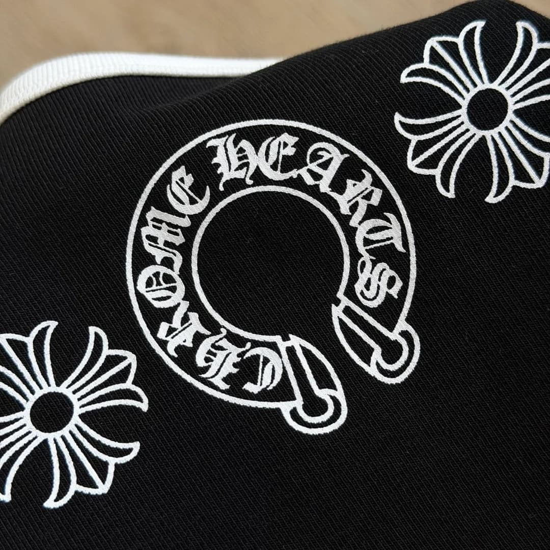 Крупный план принта с подковой и цветами Chrome Hearts
