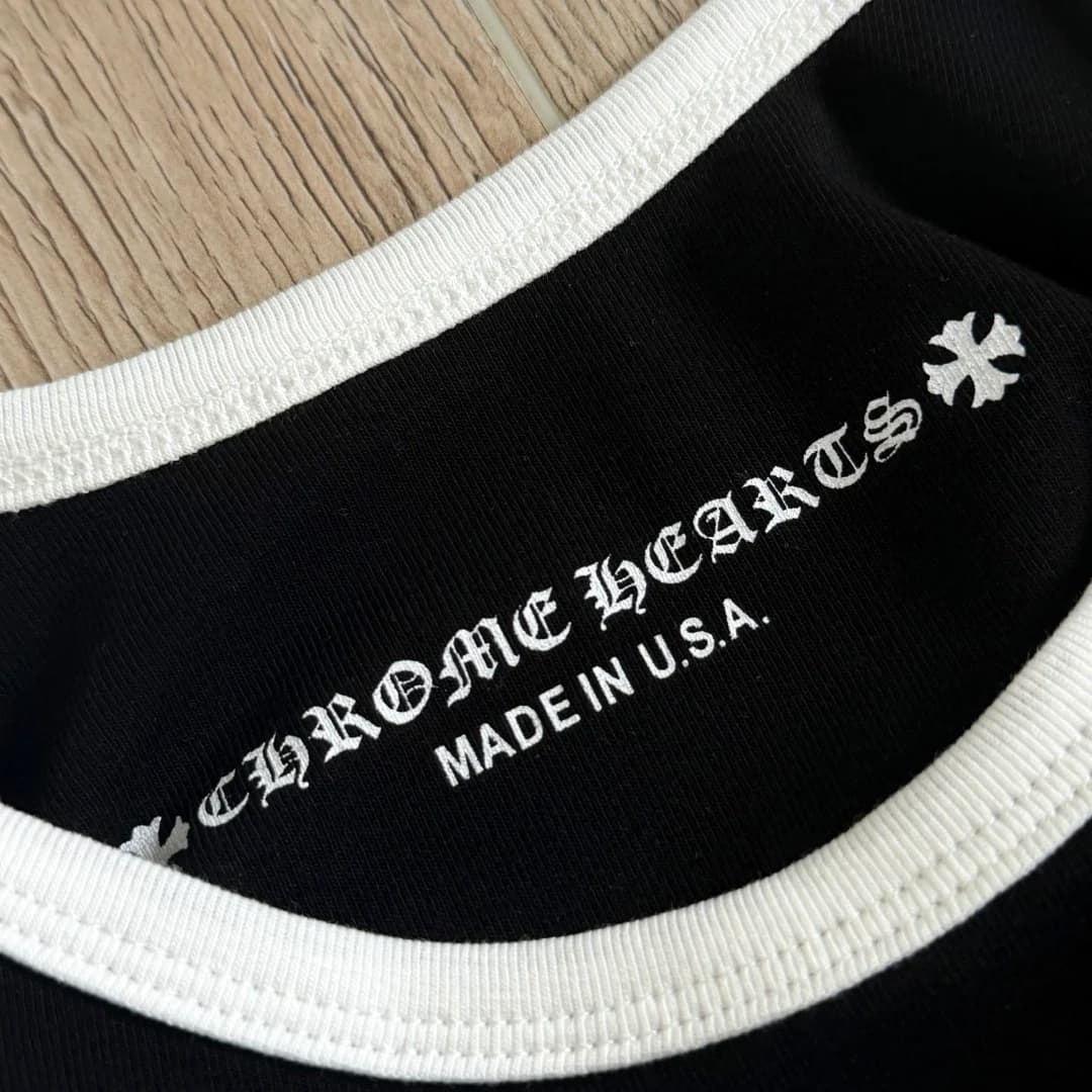 Логотип Chrome Hearts на внутренней стороне горловины