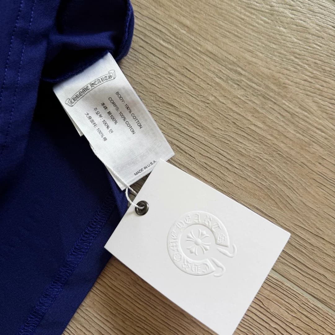 Ярлык с составом 100% хлопок на футболке Chrome Hearts