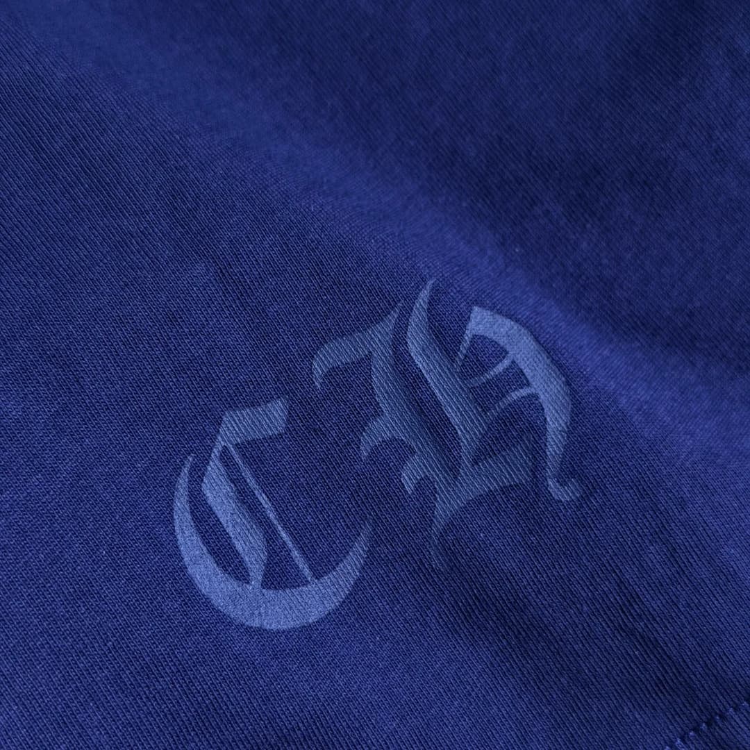Тональный логотип CH крупным планом