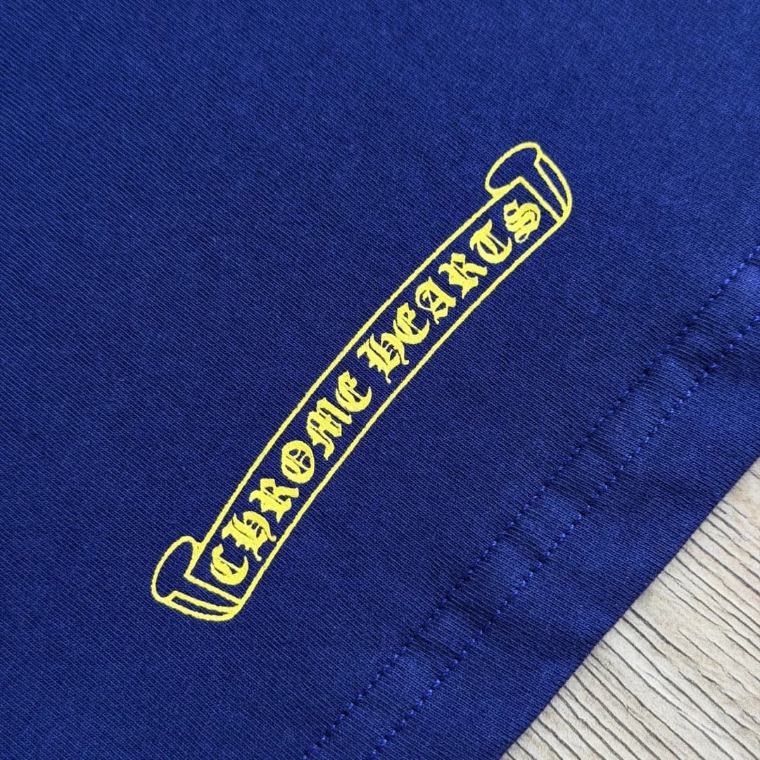Деталь текстового принта Chrome Hearts