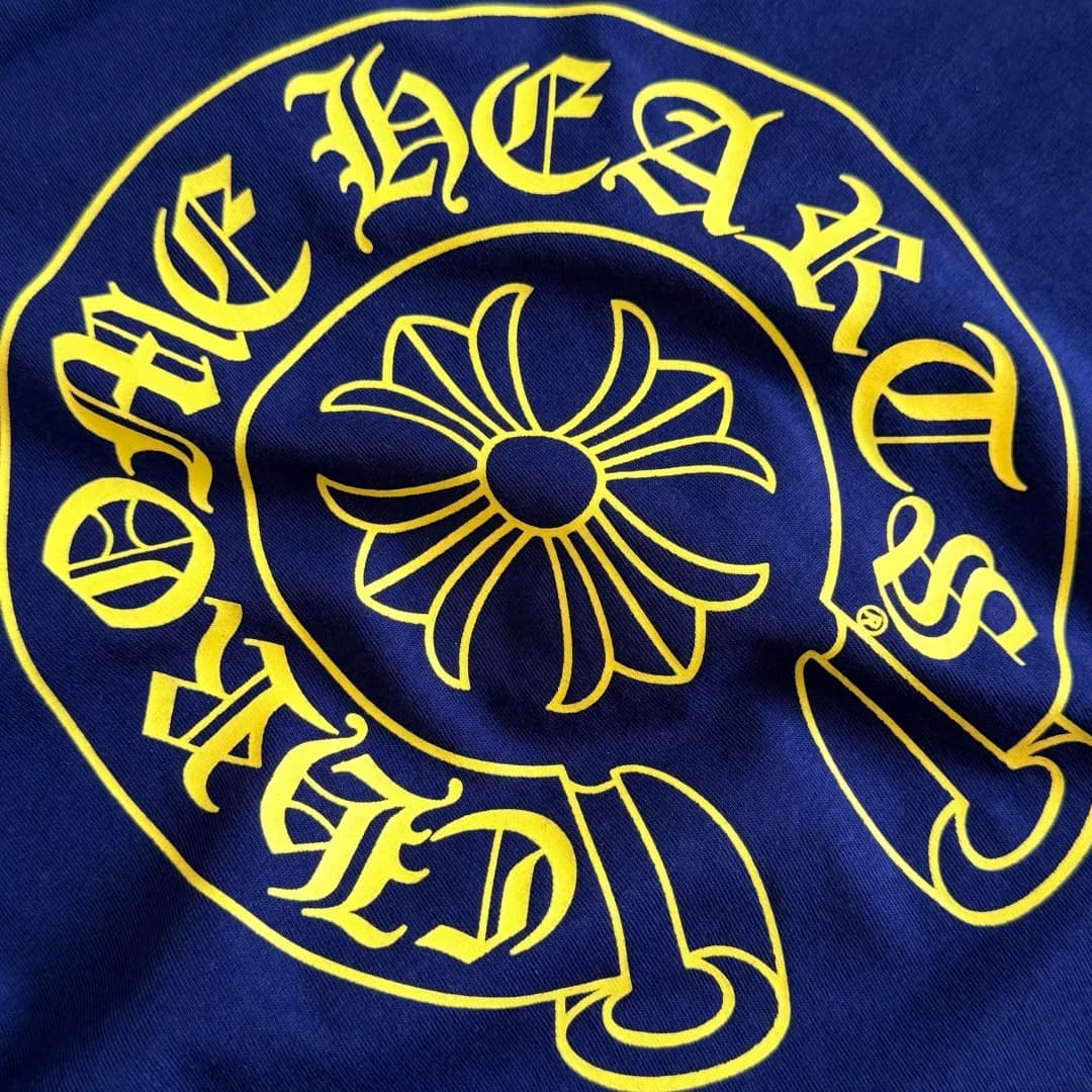 Фирменный принт Chrome Hearts с подковой и крестом