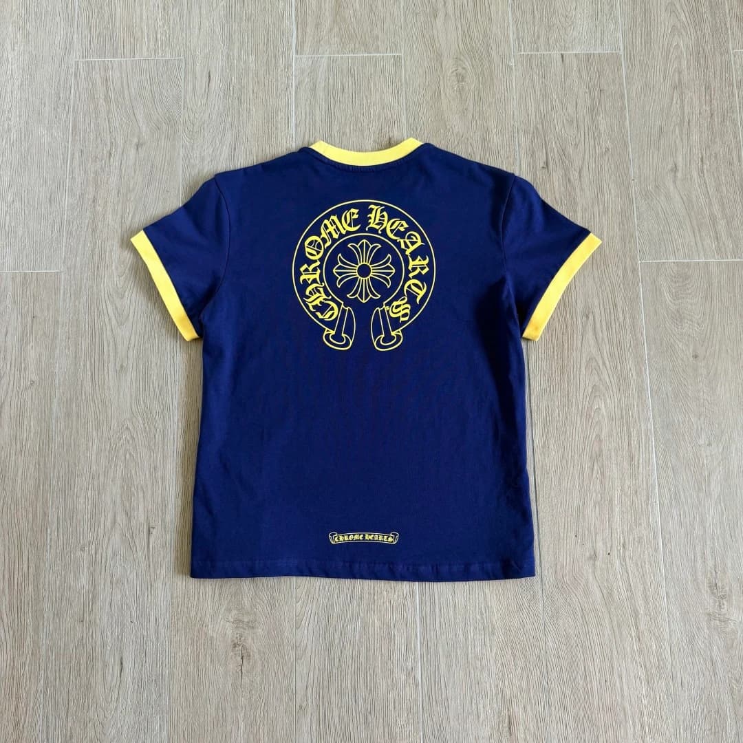 Женская футболка Chrome Hearts с принтом подковы на спине, вид сзади