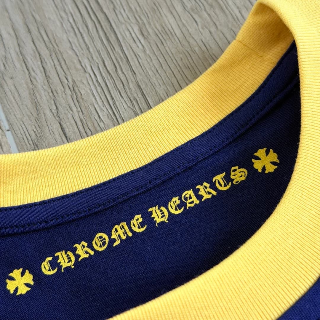 Крупный план горловины футболки Chrome Hearts