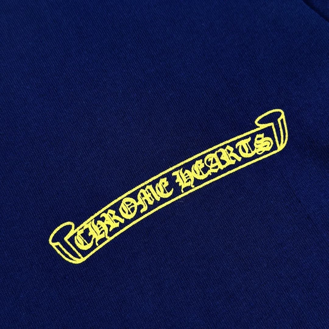 Принт-баннер Chrome Hearts на груди футболки
