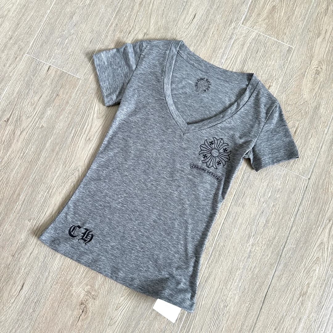 Серая футболка Chrome Hearts с V-образным вырезом, ракурс