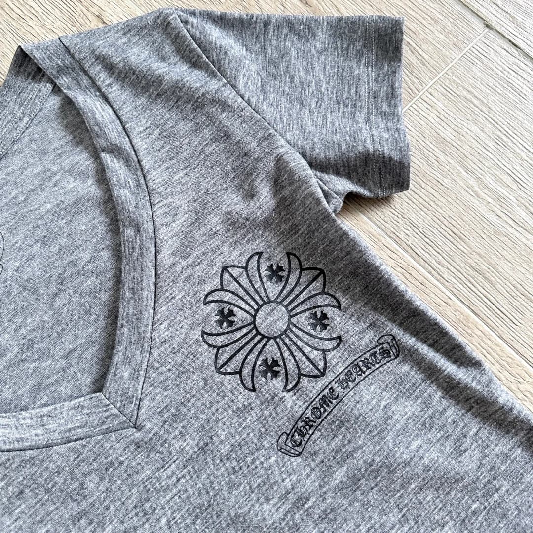 V-образный вырез и принт на груди футболки Chrome Hearts